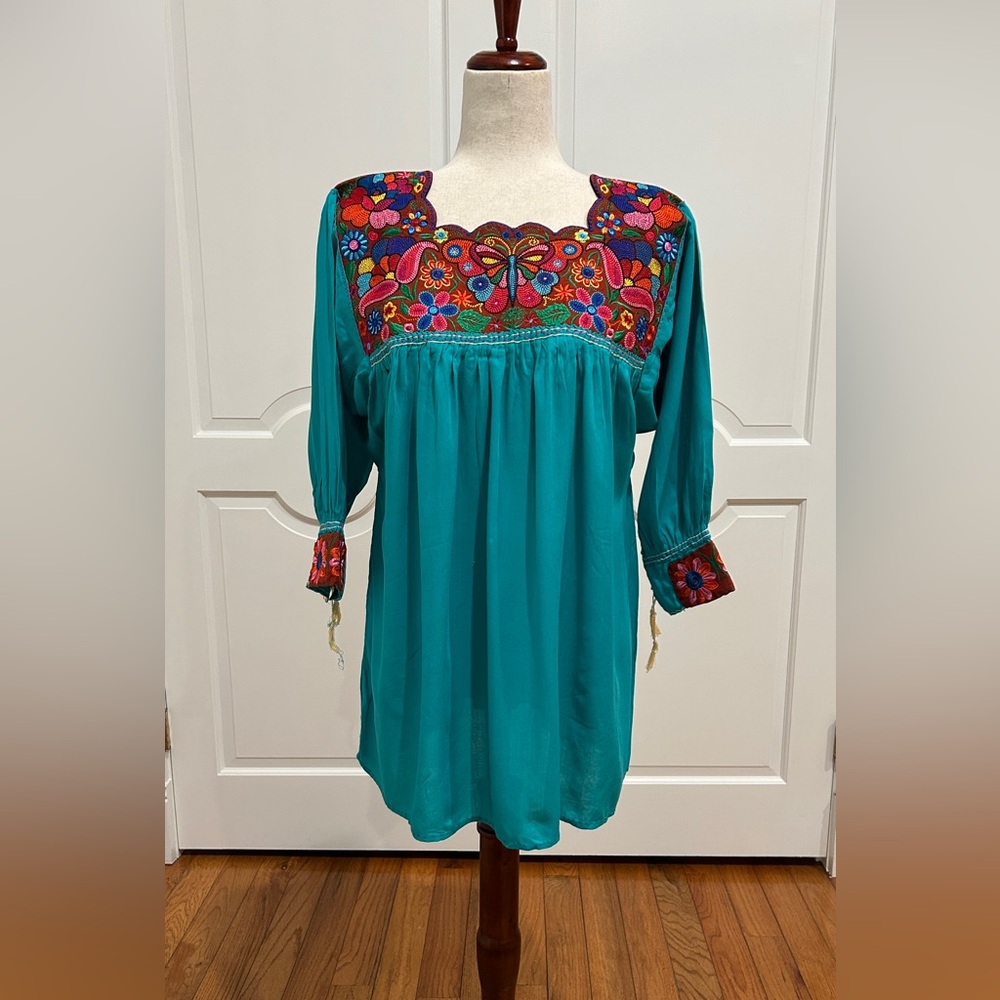Chiapas Mexican blouse, pedal sewing machine embroidery. Chiapas artisan top.